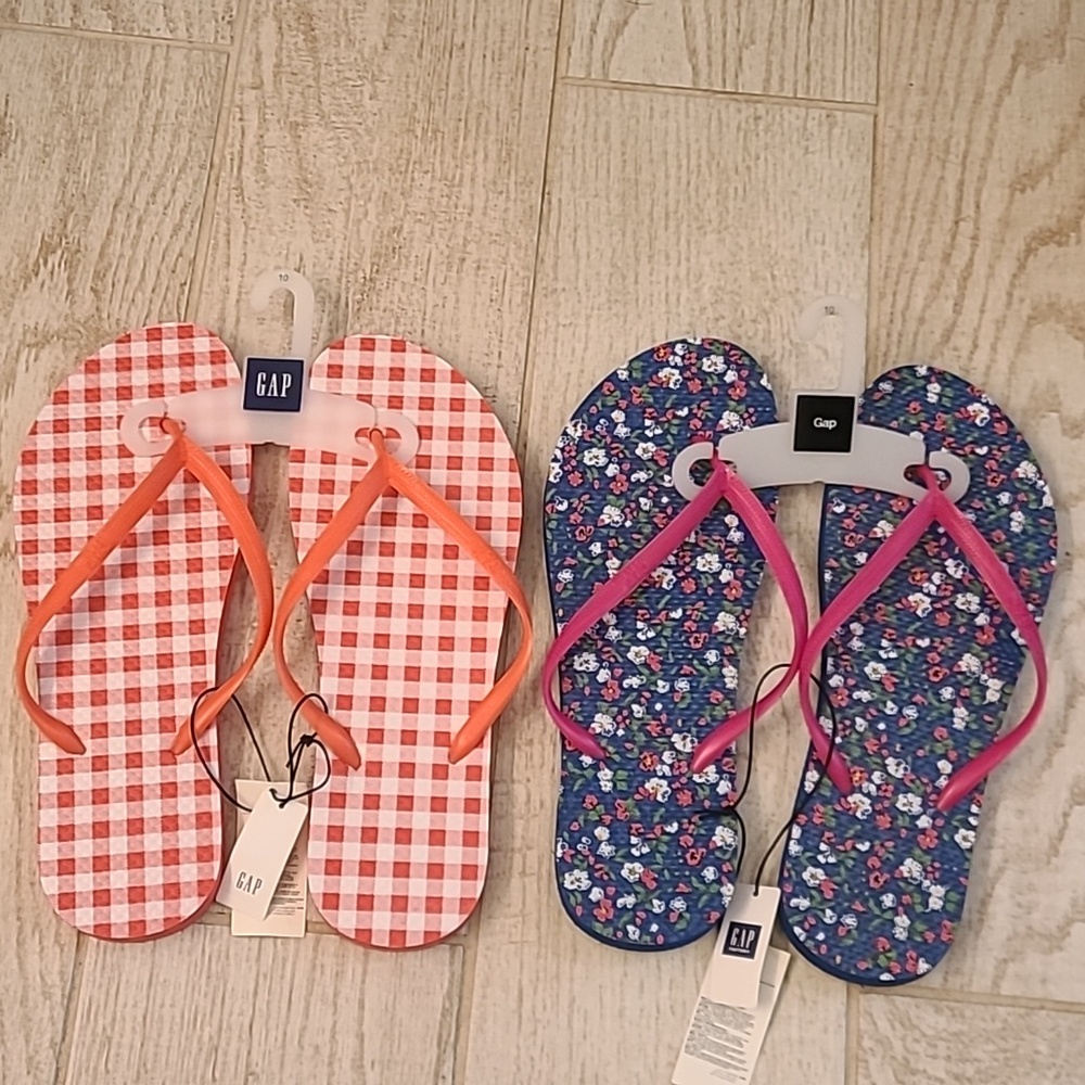 3 Pair of BNWT Flip Flops Two GAP & One Pair of Old Navy in a Size 10.